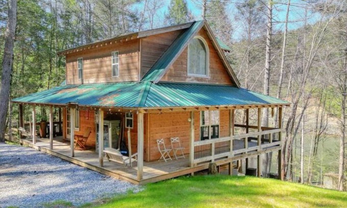 Suches Cabina | Peaceful Home in the Mountains! - Dog Friendly - Packed Asphalt Driveway