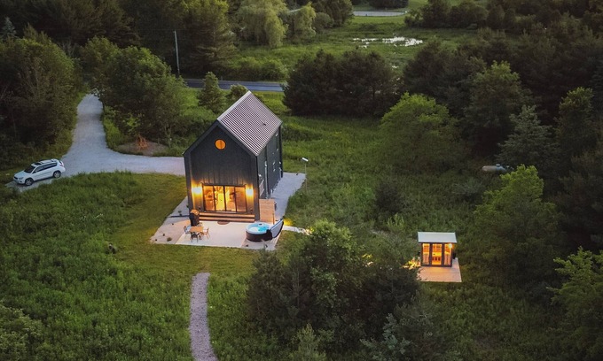 Cascade Cabina | tranquil cabin on 5 private acres w/ hot tub and sauna