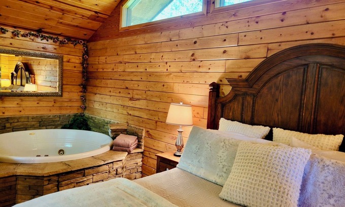 Eureka Springs Cabina | Cabina superior de la montaña: bañera de hidromasaje de lujo para dos y cubierta expansiva