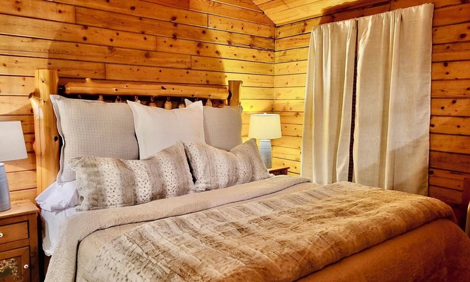 Eureka Springs Cabina | Lujo 1 dormitorio, 1 baño cabina con jacuzzi encaramado en la cima de la montaña