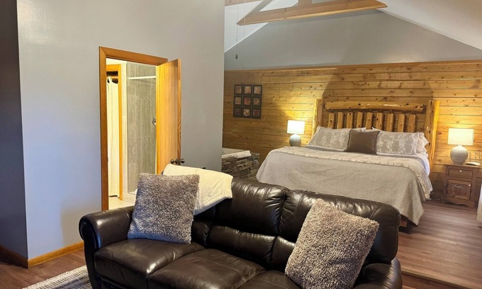 Eureka Springs Cabina | Tranquil Cabin- Perched on Mountain Top boasting jacuzzi for two and expansive deck with views! Trail & Cave on Property!