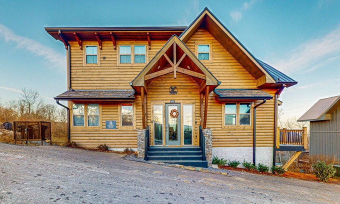Sevierville Cabina | Tranquil cabin w/ indoor pool, hot tub, woodland views + free attraction tickets