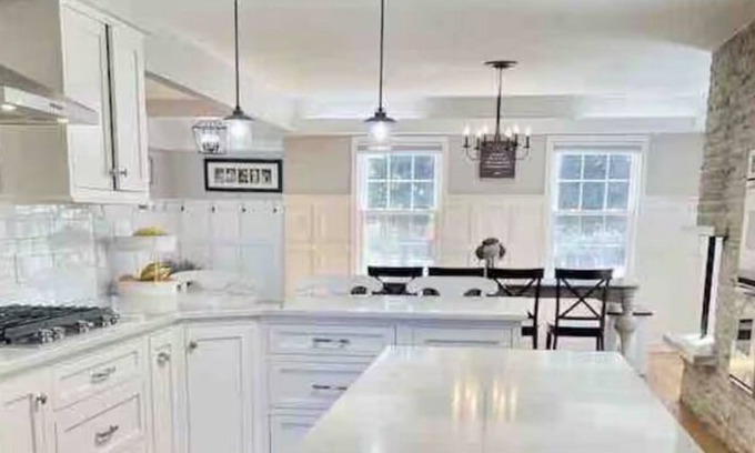 Jackson Otro | Tranquil Convenient Location 6-bedroom Bright Modern Farmhouse Arcade Huge Yard