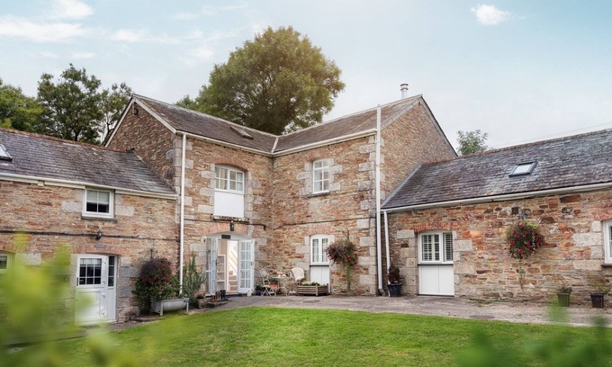 St Wenn Cabaña | Tranquil Cornish cottage hideaway with huge garden