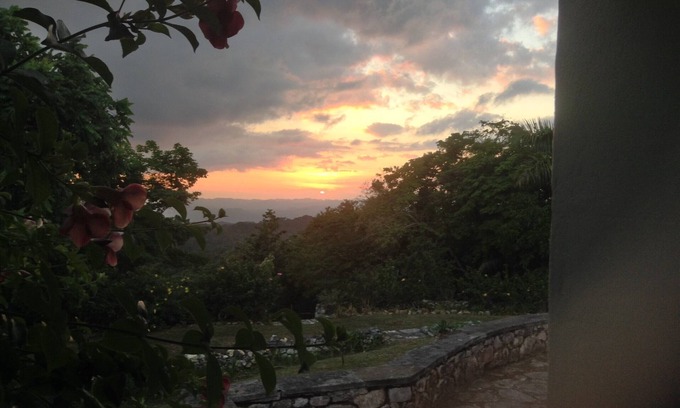 Montego Bay Cabaña | Tranquil Country Cottage ~ Hogar remoto ~ Fuera de Montego Bay