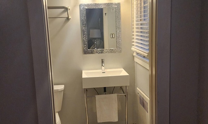 Stafford Apartamento | Tranquil Country Retreat with King Bed & Luxury Walk-In Shower