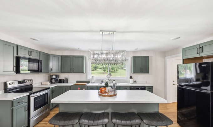 Maryville Casa | Tranquil Cozy 3BR Home with Deck & BBQ by RedAwning