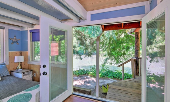 McKenna Cabina | Tranquil + Cozy Yelm Cabin Along Nisqually River!