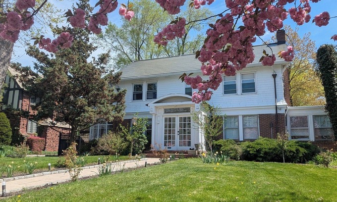 Elizabeth Casa | Tranquil detached home on safe & quiet neighborhood with large yard for hosting