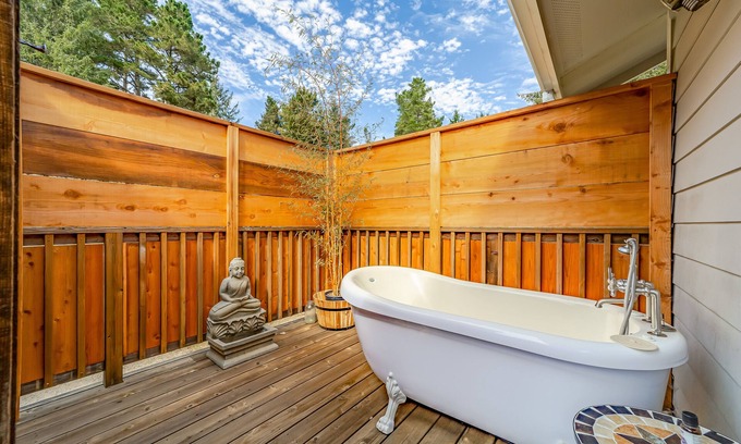 Fortuna Apartamento | Tranquil dog-friendly studio with a private balcony, grill, & outdoor tub