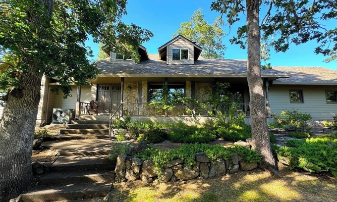 Eugene Casa | Tranquil Forest Hills House
