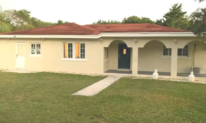Gregory Town Casa | Tranquil getaway. Historic, Tourist sites, and Beach about 5 minutes away.