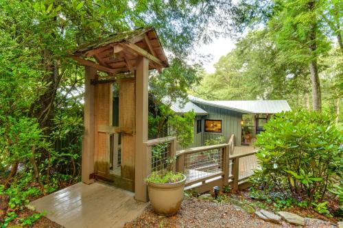 Mirror Lake Casa | Tranquil Highlands Cottage with Fire Pit and Stream!
