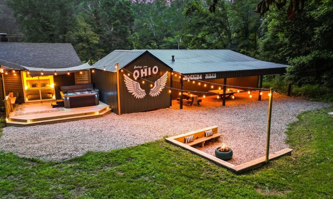 South Bloomingville Cabina | Tranquil Hocking Hills Cabin For 4: Hot Tub, Games