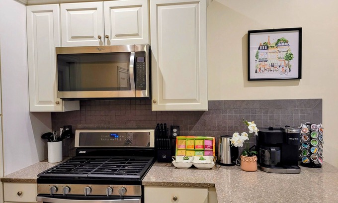 Mid-Cambridge Apartamento | Tranquil home loved by repeat guests, Harvard Square