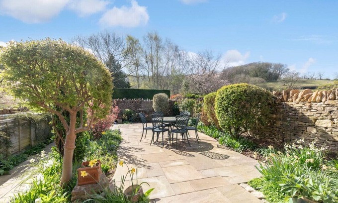 Cheltenham Casa | Tranquil Home on Leckhampton Hill with EV Charger
