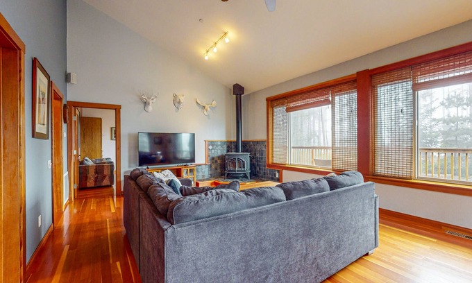 Timber Cove Casa | ¡Tranquila casa con Wi-Fi gratis, chimenea al aire libre y cocina completa!