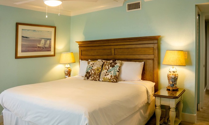 Sanibel Hotel | Tranquil Island Getaway with Scenic Views, Beach Walks & Kayak Rentals