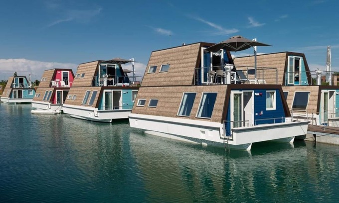 Lignano Sabbiadoro Alquiler De Eote | Tranquil Marina Azzurra Resort House boat 2 Bedroom sleeps 6