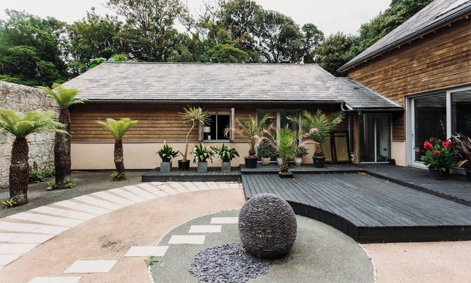 Niton Cabina | Tranquil Japandi lodge in stunning award-winning coastal gardens