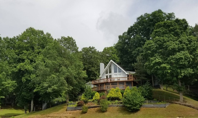 Waverly Casa | Tranquil Lake House: Dock, Beach, Unmatched Views – Your Serene Retreat Awaits!