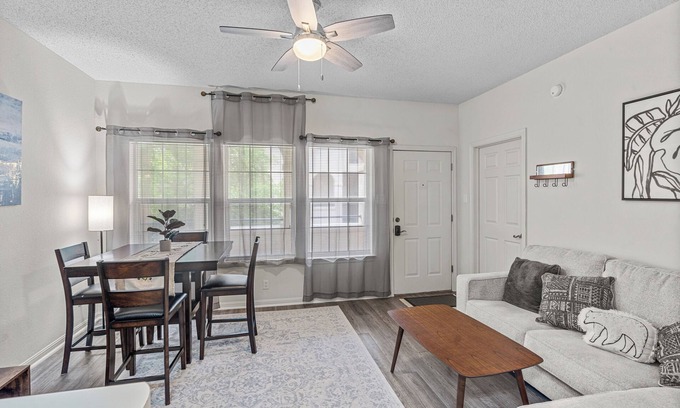 Lago Vista Casa | Tranquil Lake Travis Retreat: Stylish Modern Condo in Lago Vista