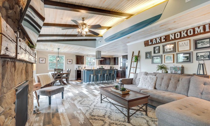 Tomahawk Cabina | Tranquil Lakefront Cabin: Fire Pit, Grill & Patio