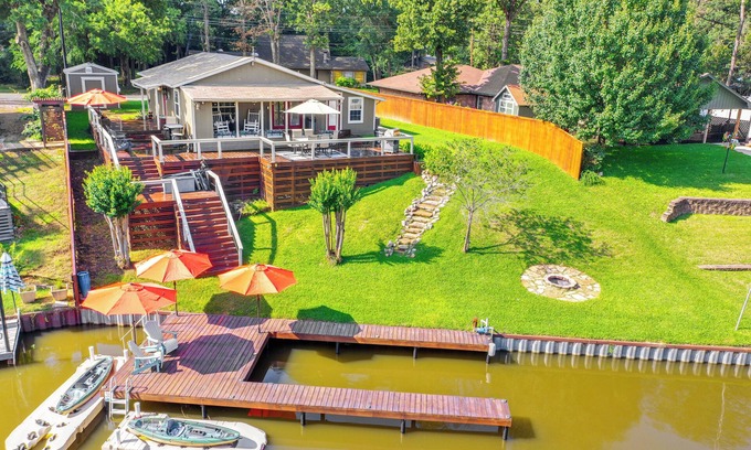 Tool Casa | Tranquil Lakefront Getaway w/boat dock, kayaks and firepit.