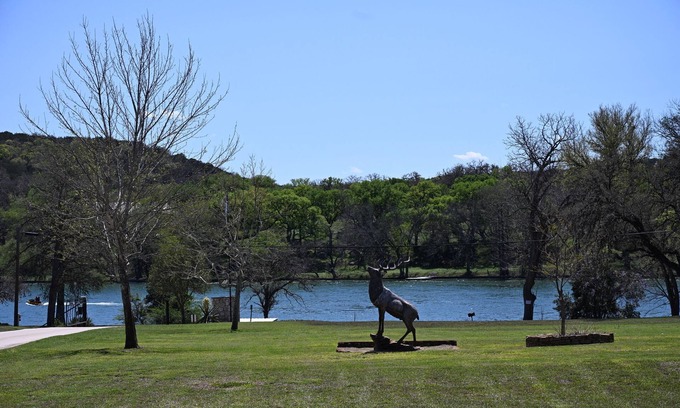 Ingram Cabina | Tranquil Lakefront Retreat: 1BR Cabin with Covered Patio & Private Dock