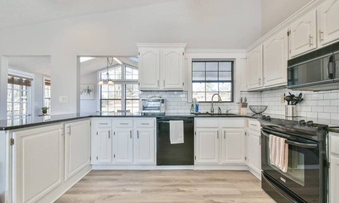 Flowery Branch Casa | Serene Lakeside with Hot Tub