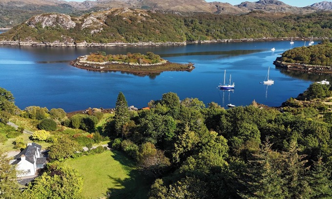 Gairloch Cabaña | Tranquil modern home, stunning sea and mountain views, private shoreline access.