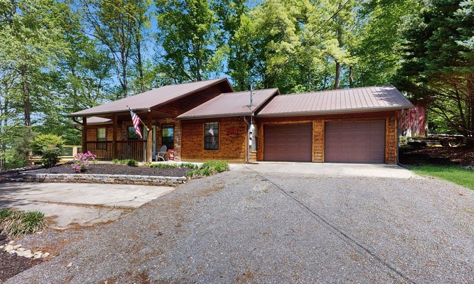 Sevierville Cabina | Tranquil mountain cabin w/ game room, large garage & parking for boats and bikes