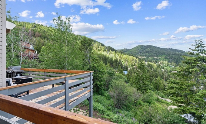 Summit Park Casa | Tranquil Mountain Retreat | Scenic Views & Hot Tub by RedAwning