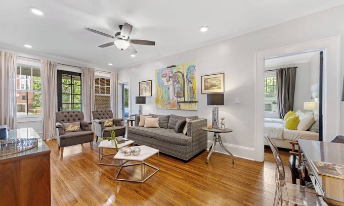 Cherry Condominio | 500 Queens #1: Luxe 2BR in Myers Park, w/ porch