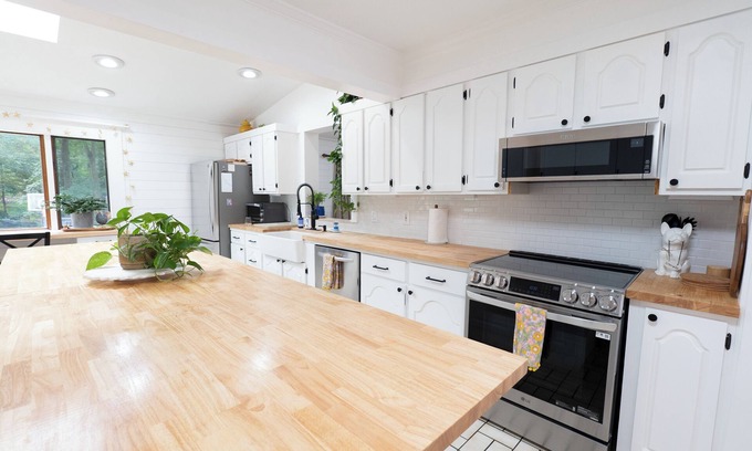 Orange Casa | Tranquil Nature Retreat 9 min to Yale Sleeps 10 Spacious, Updated, 4br 2bath