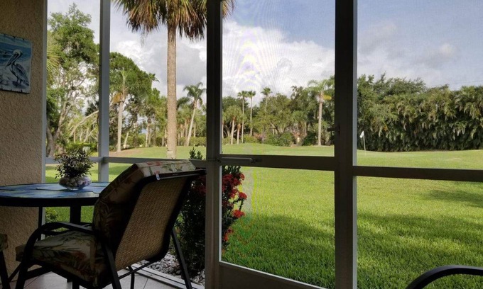 Bonita Springs Condominio | Tranquilo oasis en Bonita Fairways en el hoyo 17 te espera
