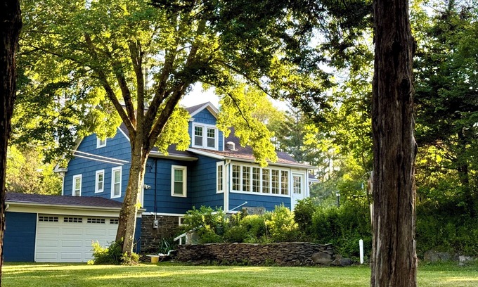 Saugerties Casa | 1890 CapeCod 4 family & friends: hot tub, FP, pets