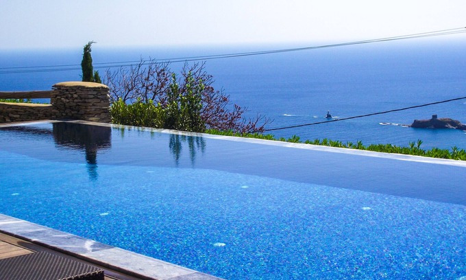 Apikia Villa | Villa de lujo tranquila, relajante, inspiradora y amigable con el arte con maravillosas vistas