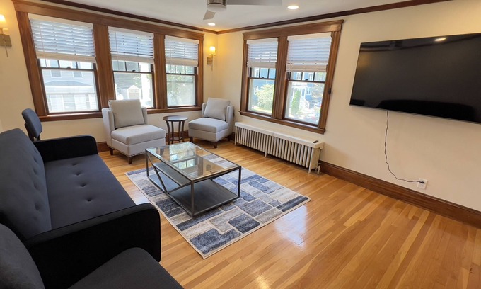 Brighton Condominio | Tranquil Renovated 3BR Allston Condo + Parking , Close to Harvard/BU/BC/MIT!