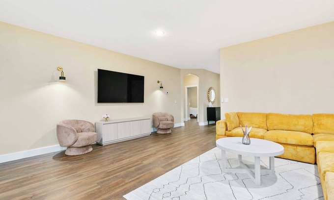 Walnut Grove Casa | Tranquil Retreat at 65th Street: Your Ideal Vacation Getaway Awaits #41991