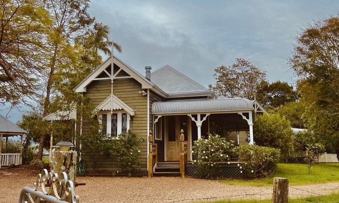 Ewingsdale Casa | Tranquil Retreat: Charming Country Homestead on 12 Acres, 6km to Byron Bay