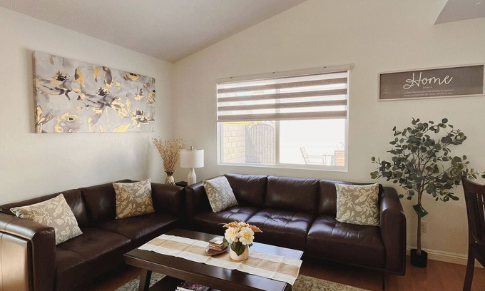 Westminster Casa | Tranquil Retreat in Little Saigon. 15’ from DISNEYLAND