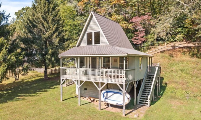 West Jefferson Cabina | Tranquil Riverfront Living at Sasquatch Cabin!