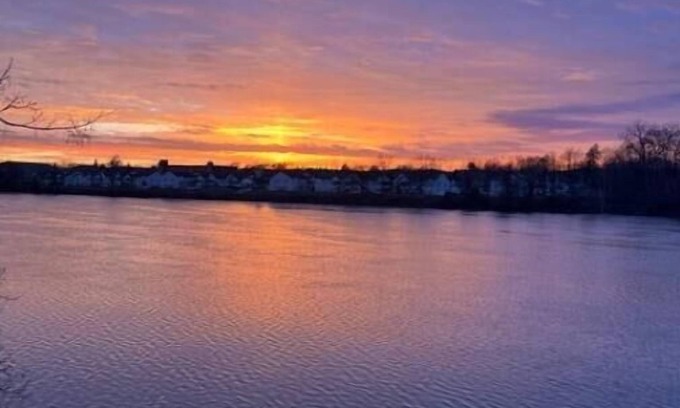 Newtonville Casa | Tranquil Hudson River Front Property