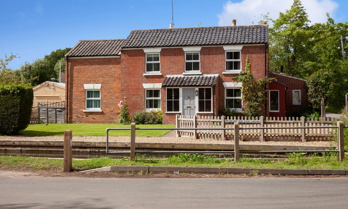 Stalham Casa | Tranquil Riverside Property situated at the side of the River Ant