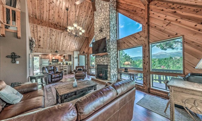 Ruidoso Casa | Tranquil Ruidoso Cabin with Private Hot Tub!