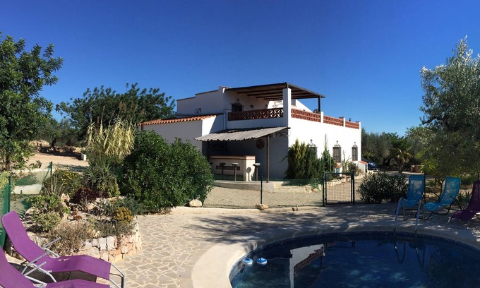 Costa Dorada Villa | Tranquila propiedad rural situada en olivares con vistas al mar, con conexión inalámbrica a internet gratuita.