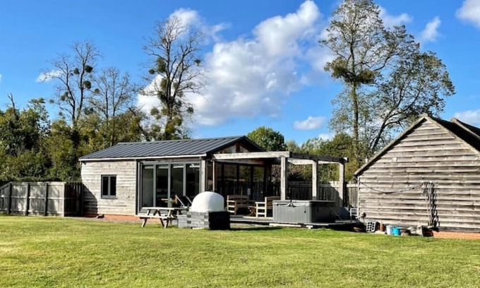 Eldersfield Cabaña | Tranquil rural retreat hot tub and pizza oven