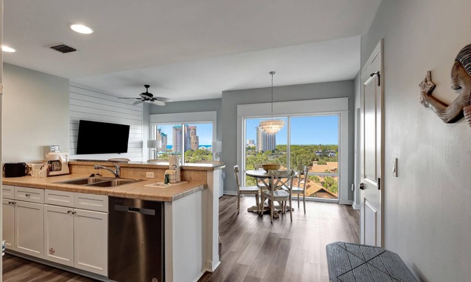 Four Mile Village Condominio | Tranquil Sandestin 1BR Sanctuary: Scenic Balcony, Sun Deck, Spa Access & Resort Perks Await!