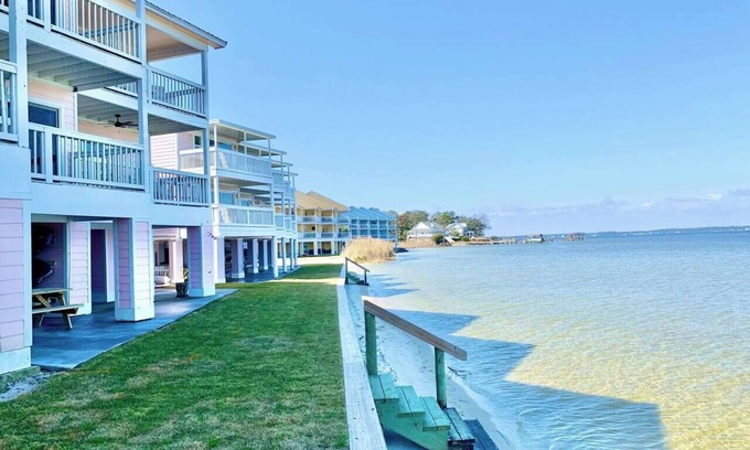 Innerarity Townhomes Casa | Tranquil Seas: Waterfront Unit with Kayaks & More!
